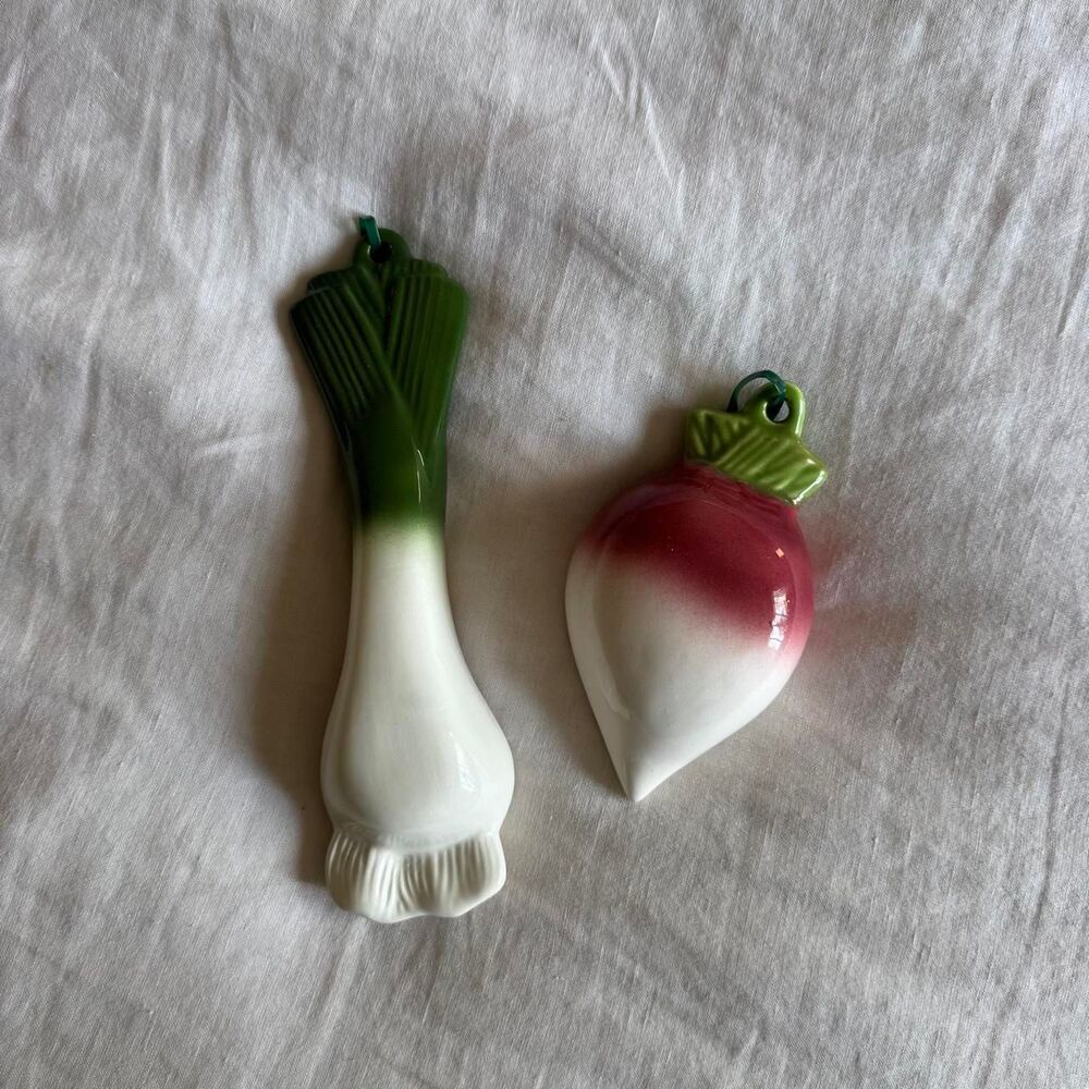 2 Avon Original Vegetable Measuring Cups Radish and Leek/onion